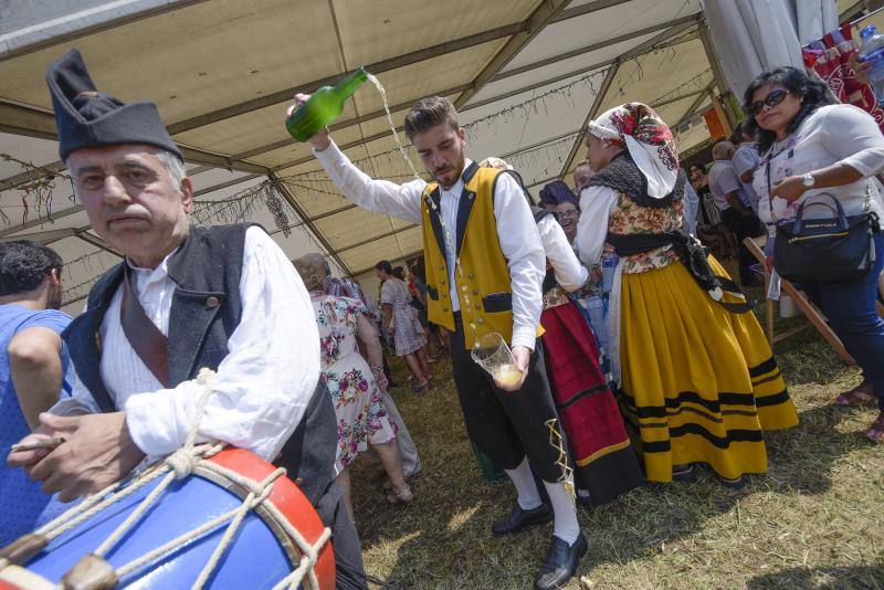 Fontaciera reparte platos de fabes y un bocadillo de metros, para concluir las fiestas de San Roque