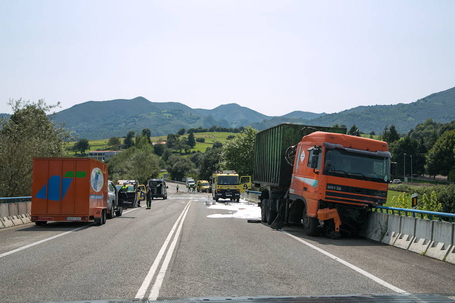 El accidente tuvo lugar a mediodía en la N-634 por causas que se desconocen