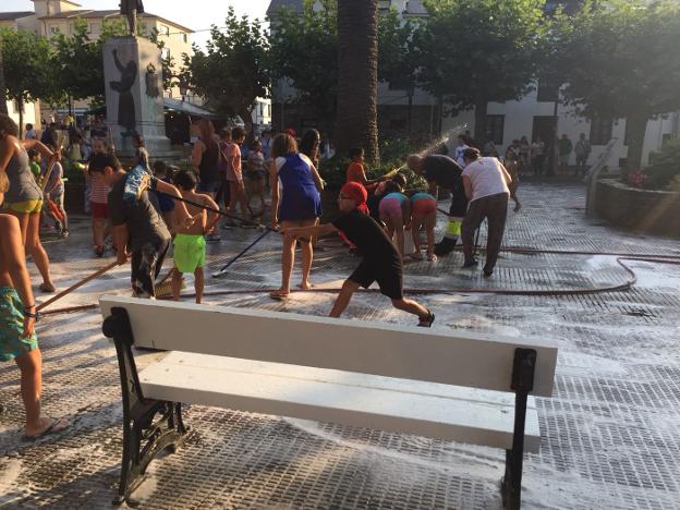 Los más jóvenes limpian las plazas de Tapia tras la fiesta. :: E. C. 