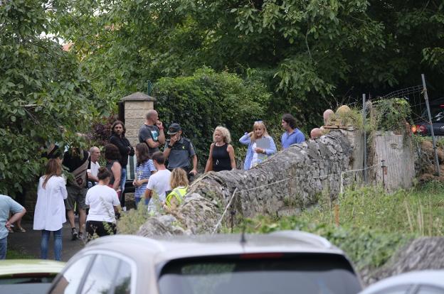 Escenario. Familiares y autoridades, en la entrada del camino donde fue encontrado Ardines. A la derecha, arriba, unas vallas junto a la vía del tren y, abajo, un letrero avisa de la presencia de cámaras. 