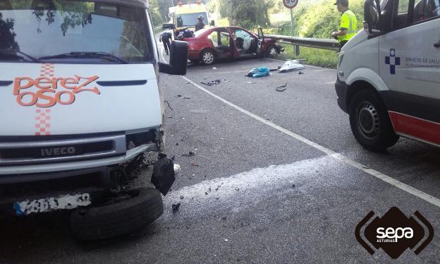 Estado en el quedaron los dos vehículos tras el accidente de ayer en la carretera que une Pravia con Soto del Barco. 