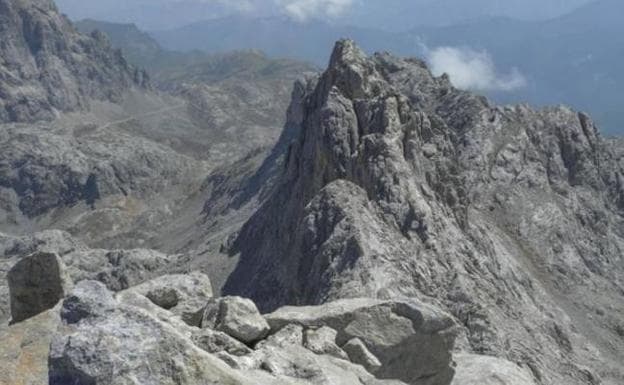 Vista de cordal Madejuno-Tiro Llago donde se produjo el accidente, en la vertiente cántabra de Picos. 
