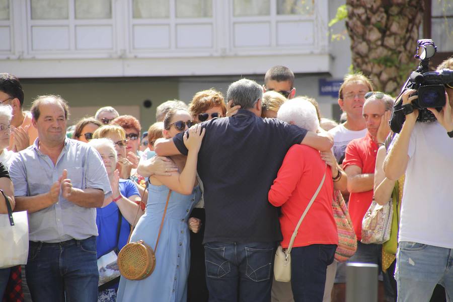 Centenares de personas entre familiares, allegados, vecinos y representantes políticos, se dieron cita frente al Ayuntamiento para recordar, con la lectura de un emotivo manifiesto, al edil de Izquierda Unida asesinado