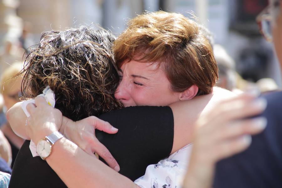 Centenares de personas entre familiares, allegados, vecinos y representantes políticos, se dieron cita frente al Ayuntamiento para recordar, con la lectura de un emotivo manifiesto, al edil de Izquierda Unida asesinado