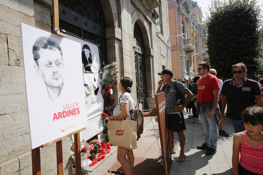 Centenares de personas entre familiares, allegados, vecinos y representantes políticos, se dieron cita frente al Ayuntamiento para recordar, con la lectura de un emotivo manifiesto, al edil de Izquierda Unida asesinado