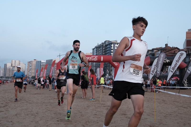 Xavi Tomasa logró su segunda victoria en la prueba celebrada en el arenal gijonés, donde la madrileña Claudia Gómez se impuso en categoría femenina