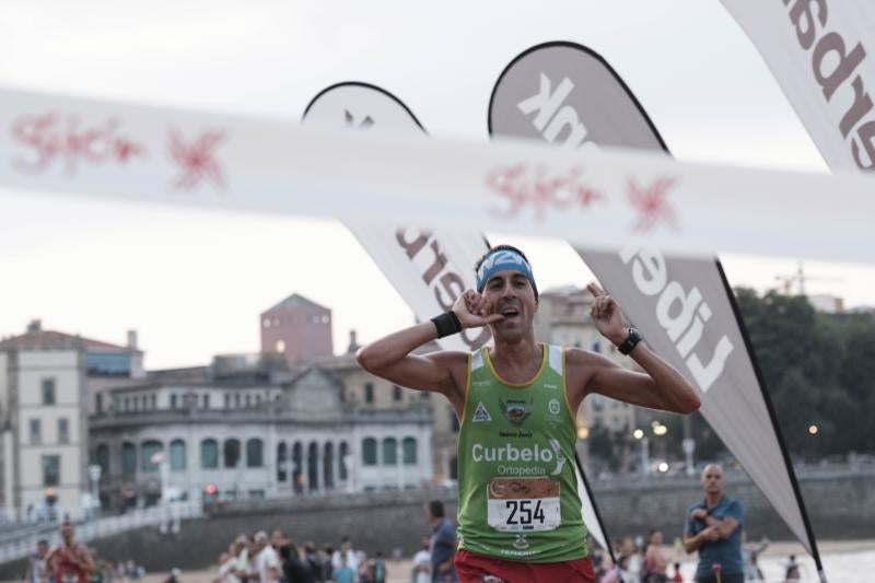 Xavi Tomasa logró su segunda victoria en la prueba celebrada en el arenal gijonés, donde la madrileña Claudia Gómez se impuso en categoría femenina