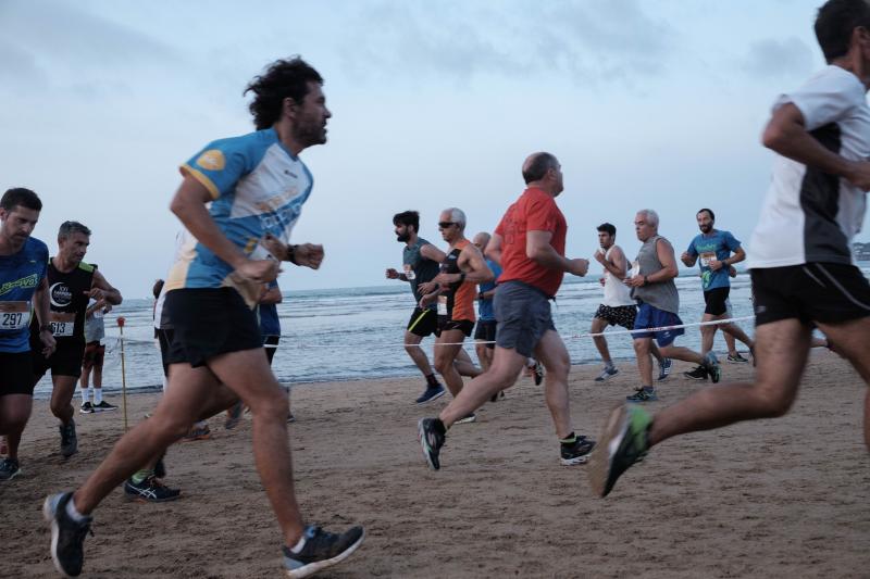 Xavi Tomasa logró su segunda victoria en la prueba celebrada en el arenal gijonés, donde la madrileña Claudia Gómez se impuso en categoría femenina