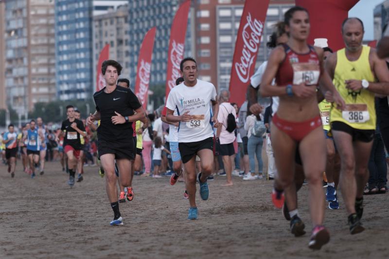 Xavi Tomasa logró su segunda victoria en la prueba celebrada en el arenal gijonés, donde la madrileña Claudia Gómez se impuso en categoría femenina