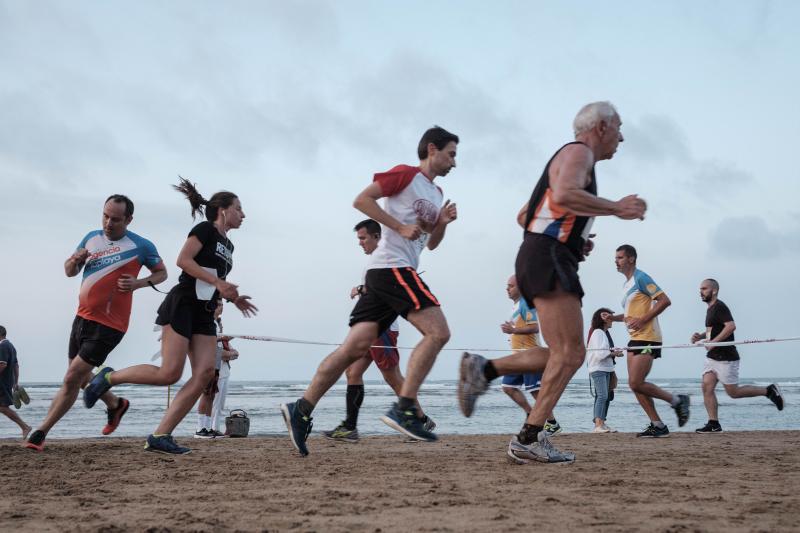 Xavi Tomasa logró su segunda victoria en la prueba celebrada en el arenal gijonés, donde la madrileña Claudia Gómez se impuso en categoría femenina