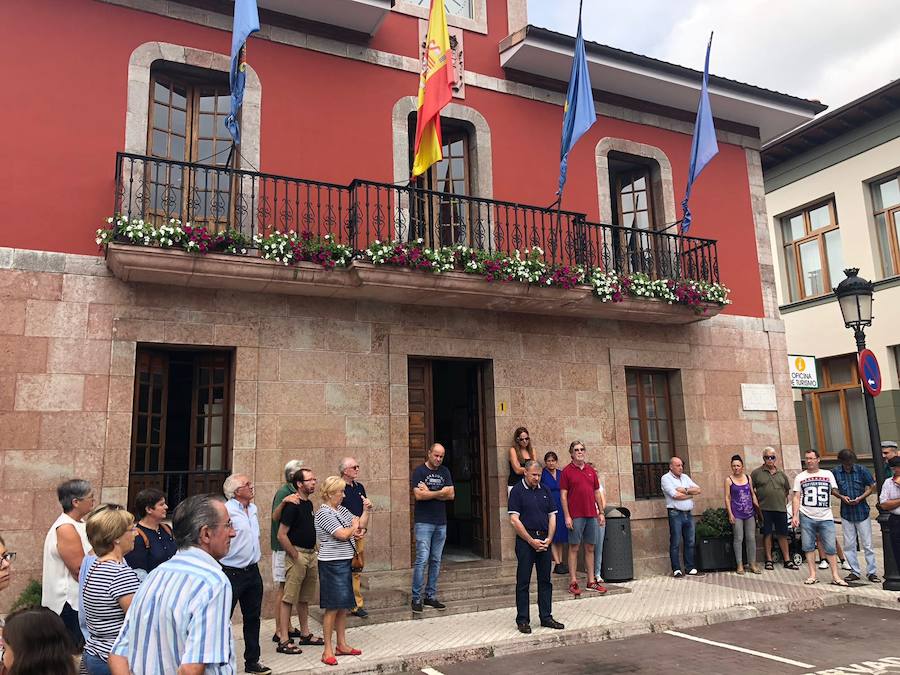 Oviedo, Gijón, Avilés, Llanes, Ribadesella, Mieres... Cientos de ciudadanos y representantes municipales han participado en las concentraciones silenciosas convocadas ante los ayuntamientos de toda la región en rechazo al crimen que acabó con la vida del concejal llanisco Javier Ardines. 