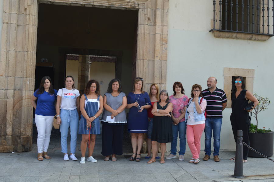 Oviedo, Gijón, Avilés, Llanes, Ribadesella, Mieres... Cientos de ciudadanos y representantes municipales han participado en las concentraciones silenciosas convocadas ante los ayuntamientos de toda la región en rechazo al crimen que acabó con la vida del concejal llanisco Javier Ardines. 