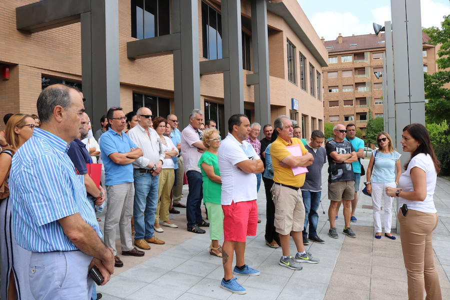 Oviedo, Gijón, Avilés, Llanes, Ribadesella, Mieres... Cientos de ciudadanos y representantes municipales han participado en las concentraciones silenciosas convocadas ante los ayuntamientos de toda la región en rechazo al crimen que acabó con la vida del concejal llanisco Javier Ardines. 