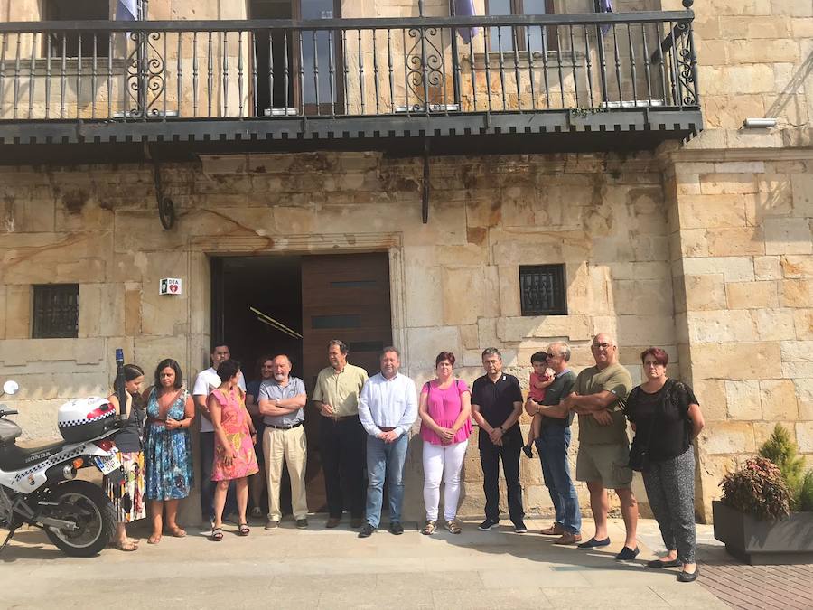 Oviedo, Gijón, Avilés, Llanes, Ribadesella, Mieres... Cientos de ciudadanos y representantes municipales han participado en las concentraciones silenciosas convocadas ante los ayuntamientos de toda la región en rechazo al crimen que acabó con la vida del concejal llanisco Javier Ardines. 