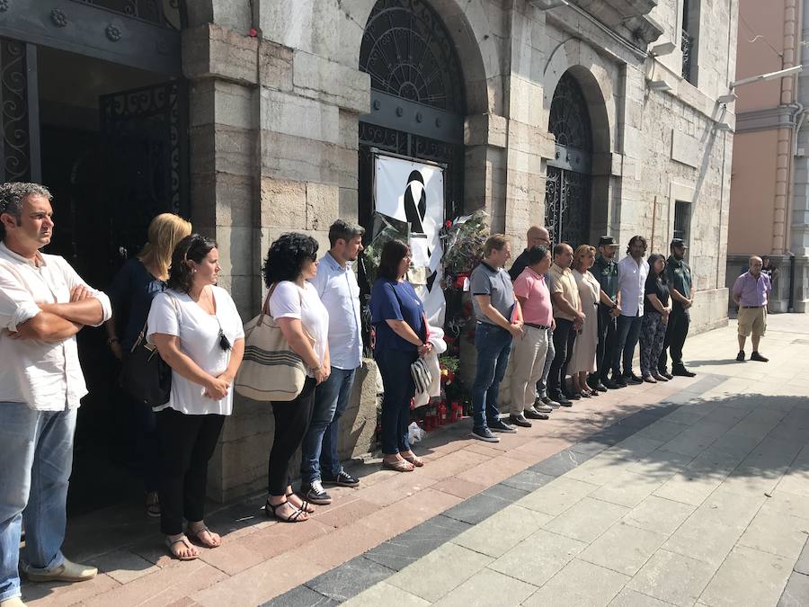 Oviedo, Gijón, Avilés, Llanes, Ribadesella, Mieres... Cientos de ciudadanos y representantes municipales han participado en las concentraciones silenciosas convocadas ante los ayuntamientos de toda la región en rechazo al crimen que acabó con la vida del concejal llanisco Javier Ardines. 