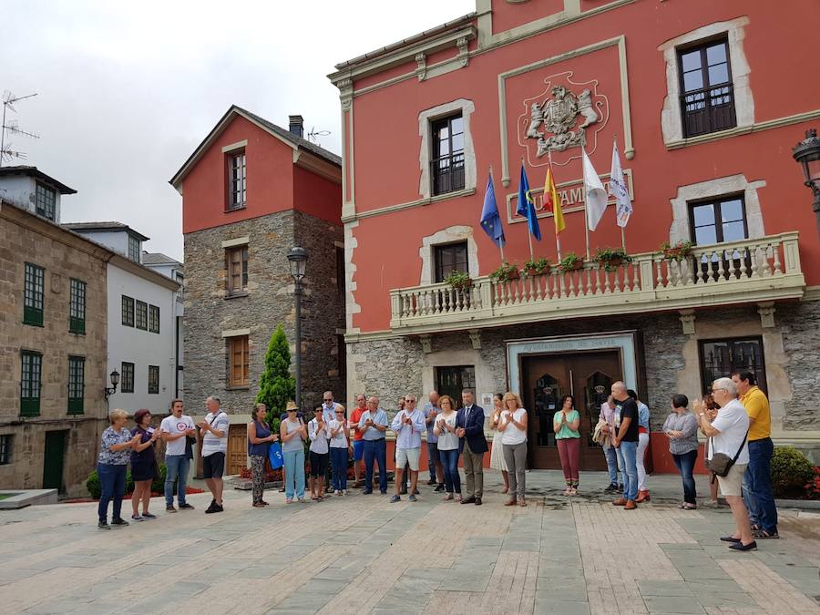 Oviedo, Gijón, Avilés, Llanes, Ribadesella, Mieres... Cientos de ciudadanos y representantes municipales han participado en las concentraciones silenciosas convocadas ante los ayuntamientos de toda la región en rechazo al crimen que acabó con la vida del concejal llanisco Javier Ardines. 