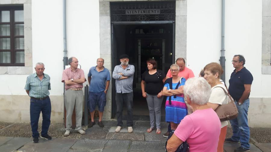 Oviedo, Gijón, Avilés, Llanes, Ribadesella, Mieres... Cientos de ciudadanos y representantes municipales han participado en las concentraciones silenciosas convocadas ante los ayuntamientos de toda la región en rechazo al crimen que acabó con la vida del concejal llanisco Javier Ardines. 