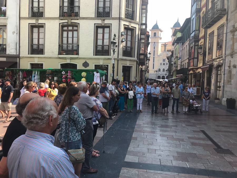 Oviedo, Gijón, Avilés, Llanes, Ribadesella, Mieres... Cientos de ciudadanos y representantes municipales han participado en las concentraciones silenciosas convocadas ante los ayuntamientos de toda la región en rechazo al crimen que acabó con la vida del concejal llanisco Javier Ardines. 