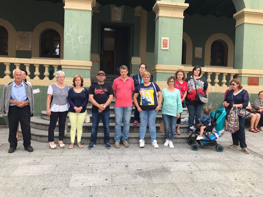 Oviedo, Gijón, Avilés, Llanes, Ribadesella, Mieres... Cientos de ciudadanos y representantes municipales han participado en las concentraciones silenciosas convocadas ante los ayuntamientos de toda la región en rechazo al crimen que acabó con la vida del concejal llanisco Javier Ardines. 
