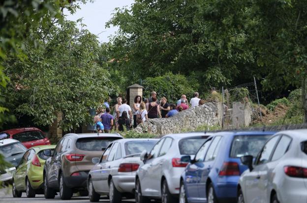 Amigos, familiares y compañeros tras el hallazgo del cadáver. 