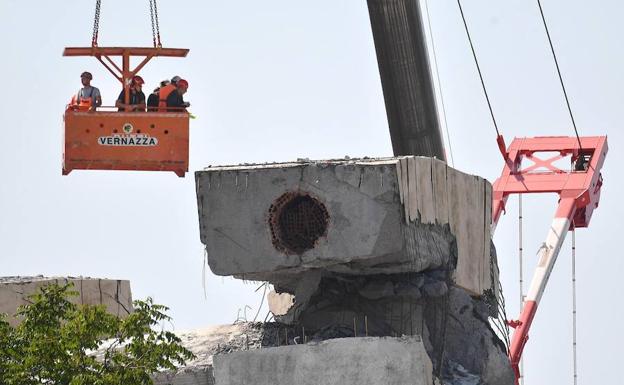 Operarios y expertos evalúan los restos del puente Morandi, que se derrumbó el pasado 14 de agosto. 