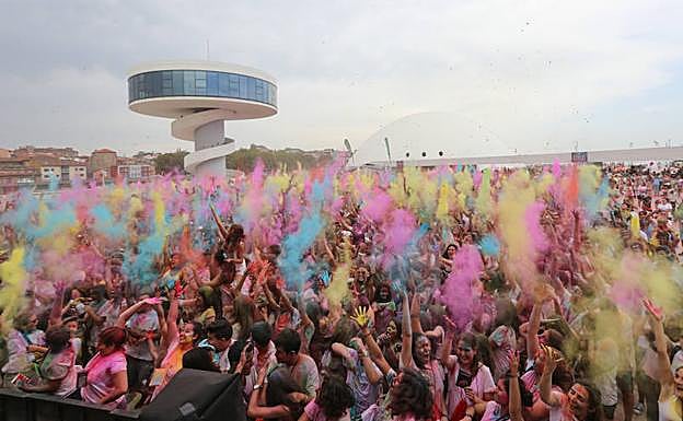El año pasado, la Holi Party reunió a 10.000 personas en la plaza del Centro Niemeyer. 