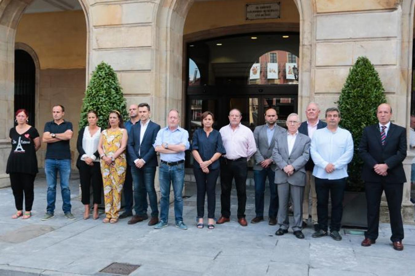 Oviedo, Gijón, Avilés, Llanes, Ribadesella, Mieres... Cientos de ciudadanos y representantes municipales han participado en las concentraciones silenciosas convocadas ante los ayuntamientos de toda la región en rechazo al crimen que acabó con la vida del concejal llanisco Javier Ardines. 
