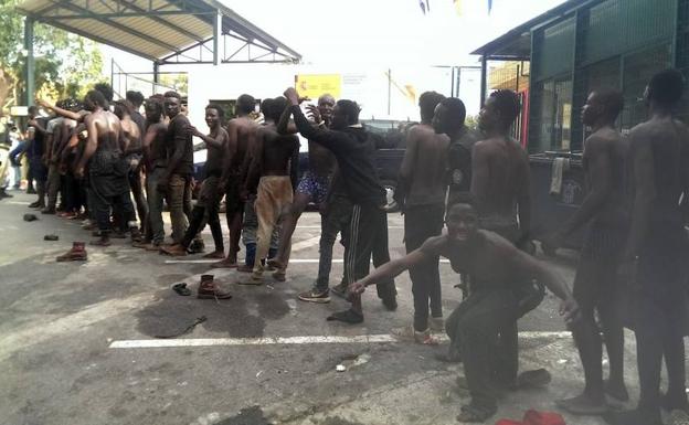 Inmigrantes subsaharianos celebran su paso a Ceuta.