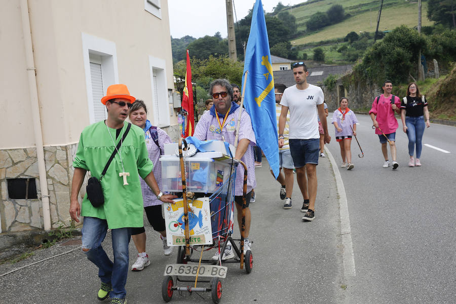 El buen tiempo ha animado a miles de personas a disfrutar de la popular romería llena de música de charangas y gaitas, bastones en alto, chambrones con su 'T' bordada, sidra y muchas ganas de fiesta