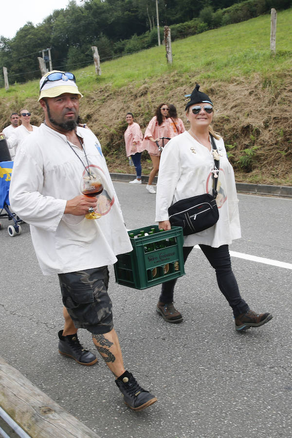 El buen tiempo ha animado a miles de personas a disfrutar de la popular romería llena de música de charangas y gaitas, bastones en alto, chambrones con su 'T' bordada, sidra y muchas ganas de fiesta