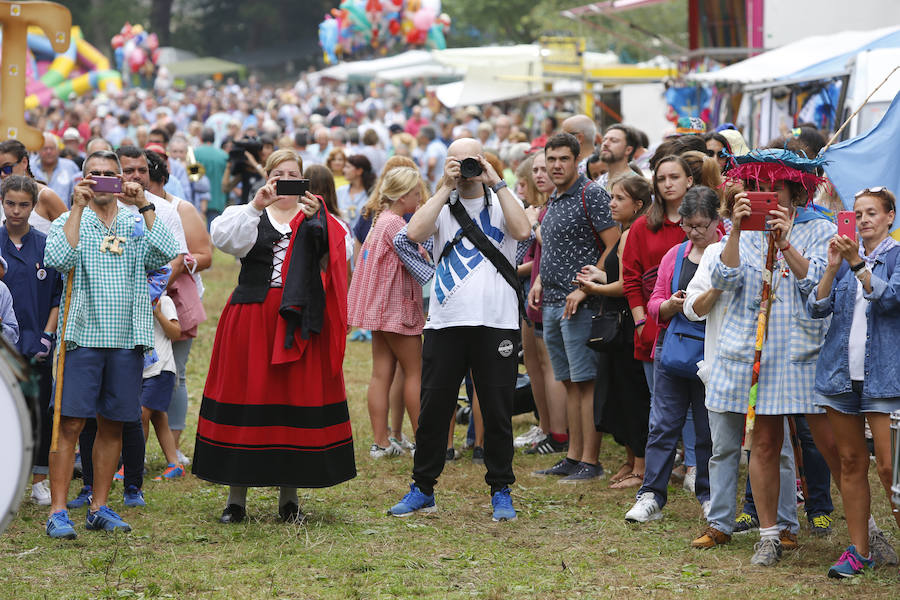 El buen tiempo ha animado a miles de personas a disfrutar de la popular romería llena de música de charangas y gaitas, bastones en alto, chambrones con su 'T' bordada, sidra y muchas ganas de fiesta