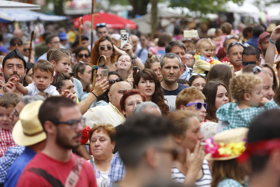 El buen tiempo ha animado a miles de personas a disfrutar de la popular romería llena de música de charangas y gaitas, bastones en alto, chambrones con su 'T' bordada, sidra y muchas ganas de fiesta