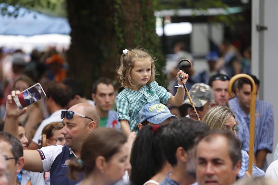 El buen tiempo ha animado a miles de personas a disfrutar de la popular romería llena de música de charangas y gaitas, bastones en alto, chambrones con su 'T' bordada, sidra y muchas ganas de fiesta