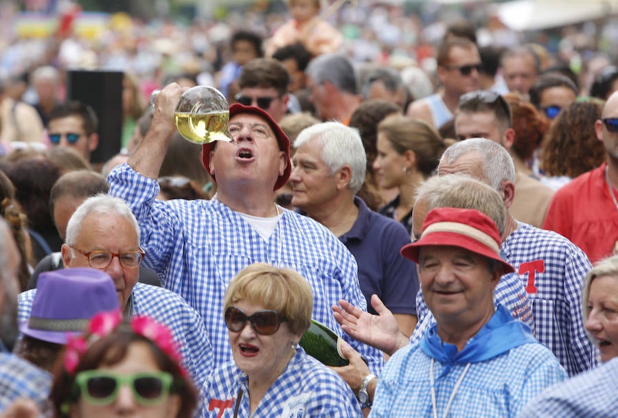 El buen tiempo ha animado a miles de personas a disfrutar de la popular romería llena de música de charangas y gaitas, bastones en alto, chambrones con su 'T' bordada, sidra y muchas ganas de fiesta