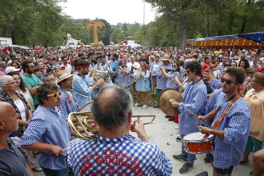 El buen tiempo ha animado a miles de personas a disfrutar de la popular romería llena de música de charangas y gaitas, bastones en alto, chambrones con su 'T' bordada, sidra y muchas ganas de fiesta