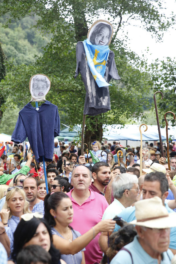 El buen tiempo ha animado a miles de personas a disfrutar de la popular romería llena de música de charangas y gaitas, bastones en alto, chambrones con su 'T' bordada, sidra y muchas ganas de fiesta