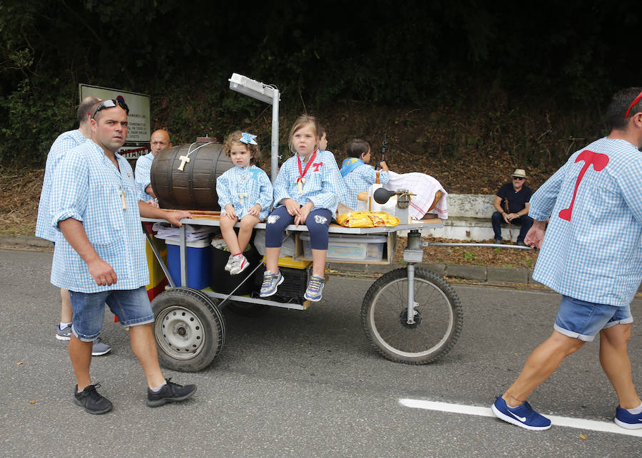 El buen tiempo ha animado a miles de personas a disfrutar de la popular romería llena de música de charangas y gaitas, bastones en alto, chambrones con su 'T' bordada, sidra y muchas ganas de fiesta