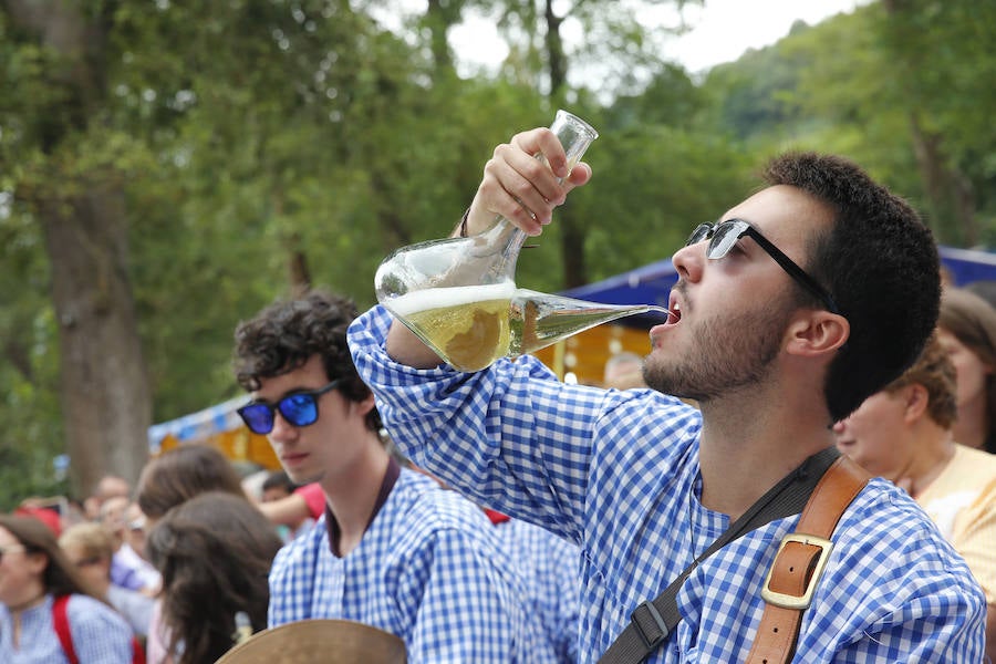 El buen tiempo ha animado a miles de personas a disfrutar de la popular romería llena de música de charangas y gaitas, bastones en alto, chambrones con su 'T' bordada, sidra y muchas ganas de fiesta