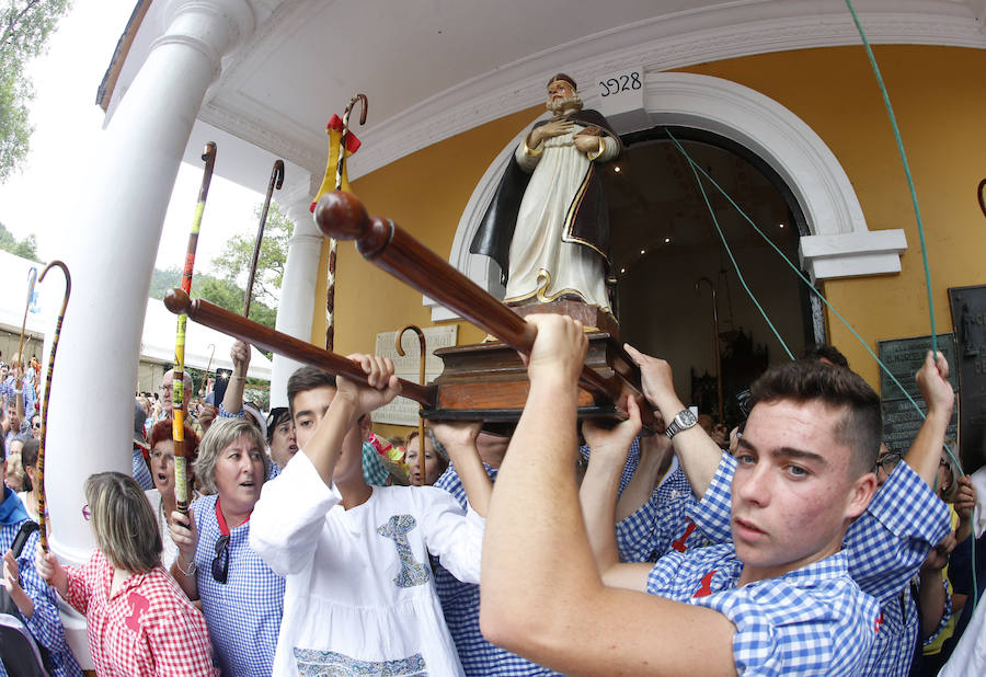 El buen tiempo ha animado a miles de personas a disfrutar de la popular romería llena de música de charangas y gaitas, bastones en alto, chambrones con su 'T' bordada, sidra y muchas ganas de fiesta