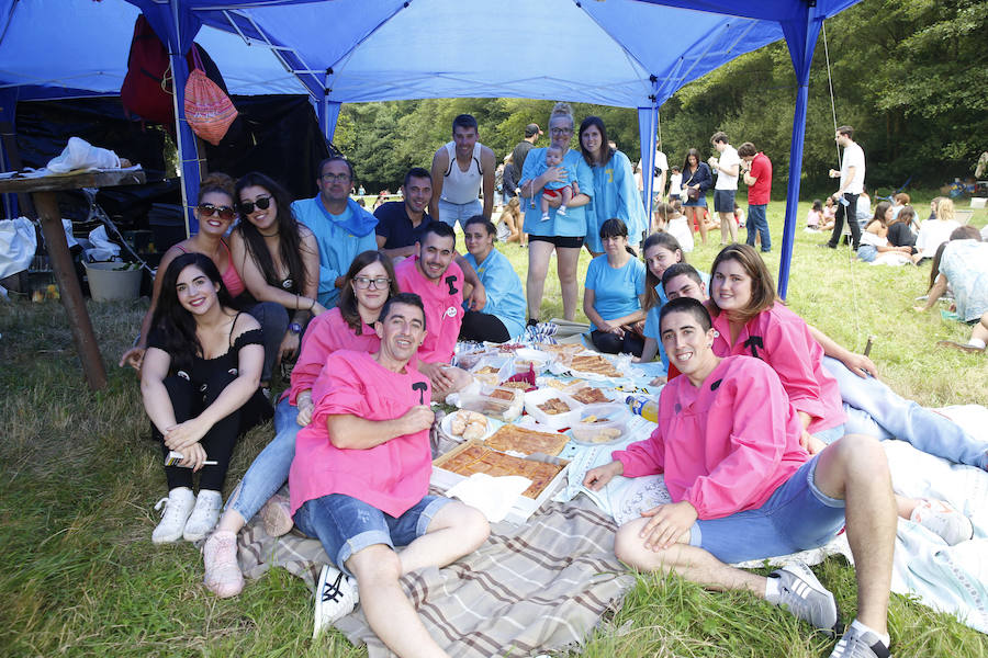 El buen tiempo ha animado a miles de personas a disfrutar de la popular romería llena de música de charangas y gaitas, bastones en alto, chambrones con su 'T' bordada, sidra y muchas ganas de fiesta