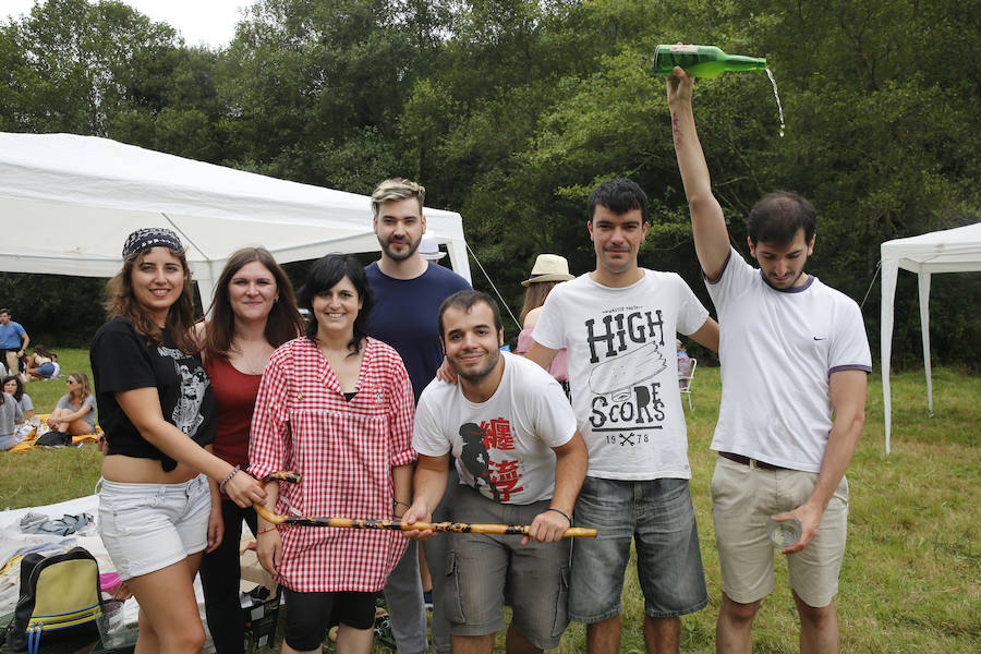 El buen tiempo ha animado a miles de personas a disfrutar de la popular romería llena de música de charangas y gaitas, bastones en alto, chambrones con su 'T' bordada, sidra y muchas ganas de fiesta