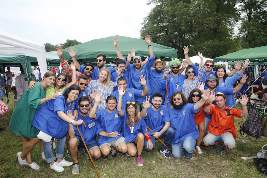 El buen tiempo ha animado a miles de personas a disfrutar de la popular romería llena de música de charangas y gaitas, bastones en alto, chambrones con su 'T' bordada, sidra y muchas ganas de fiesta