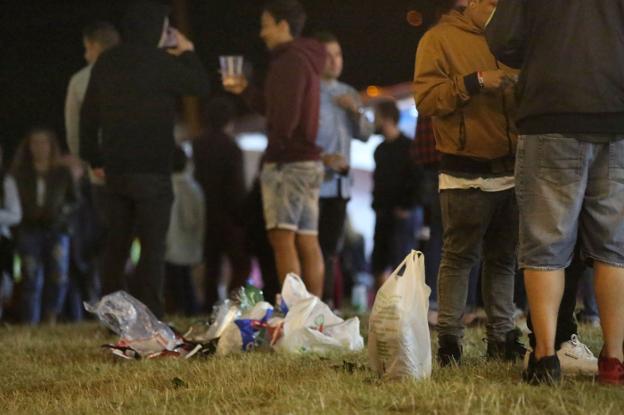 Jovenes de botellón durante las fiestas de Castiello de 2017. 