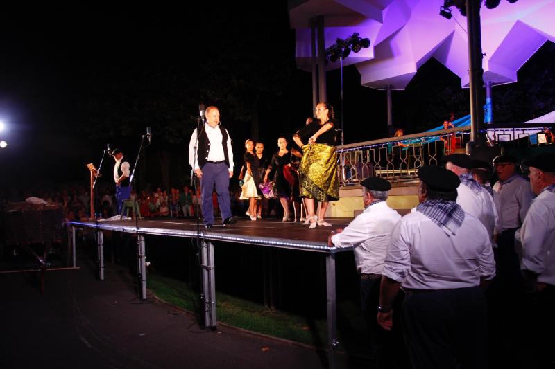 La representación del musical 'Carretera a Avilés', con cincuenta artistas en el quiosco de la músic, llena el parque de Ferrera