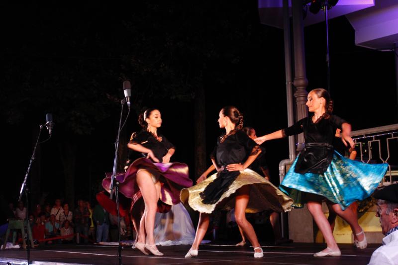 La representación del musical 'Carretera a Avilés', con cincuenta artistas en el quiosco de la músic, llena el parque de Ferrera