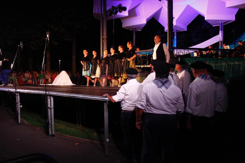 La representación del musical 'Carretera a Avilés', con cincuenta artistas en el quiosco de la músic, llena el parque de Ferrera