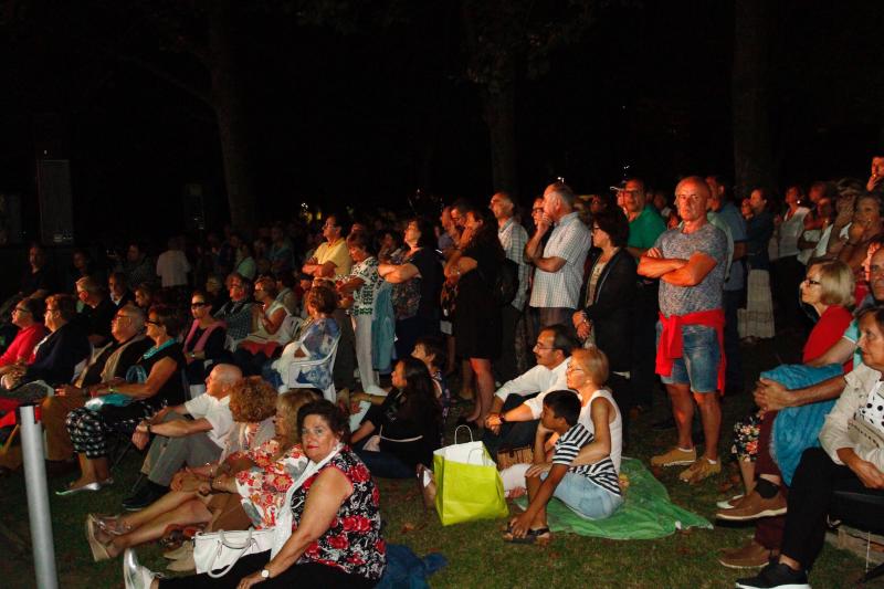 La representación del musical 'Carretera a Avilés', con cincuenta artistas en el quiosco de la músic, llena el parque de Ferrera