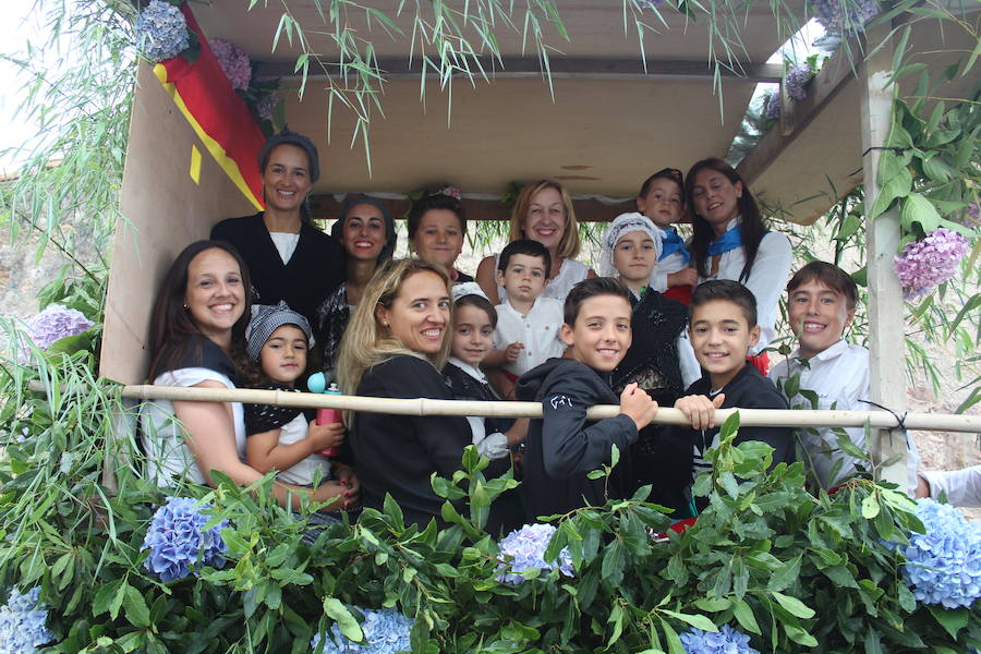 Más de doce carrozas participaron en el tradicional desfile por la carretera principal de la localidad al que siguió la misa cantada por Las Maninas