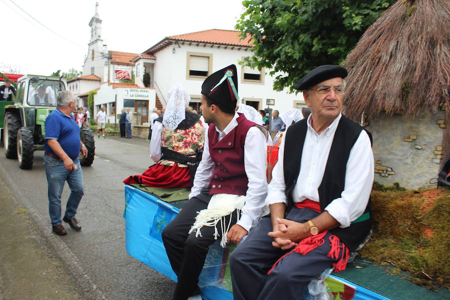 Más de doce carrozas participaron en el tradicional desfile por la carretera principal de la localidad al que siguió la misa cantada por Las Maninas