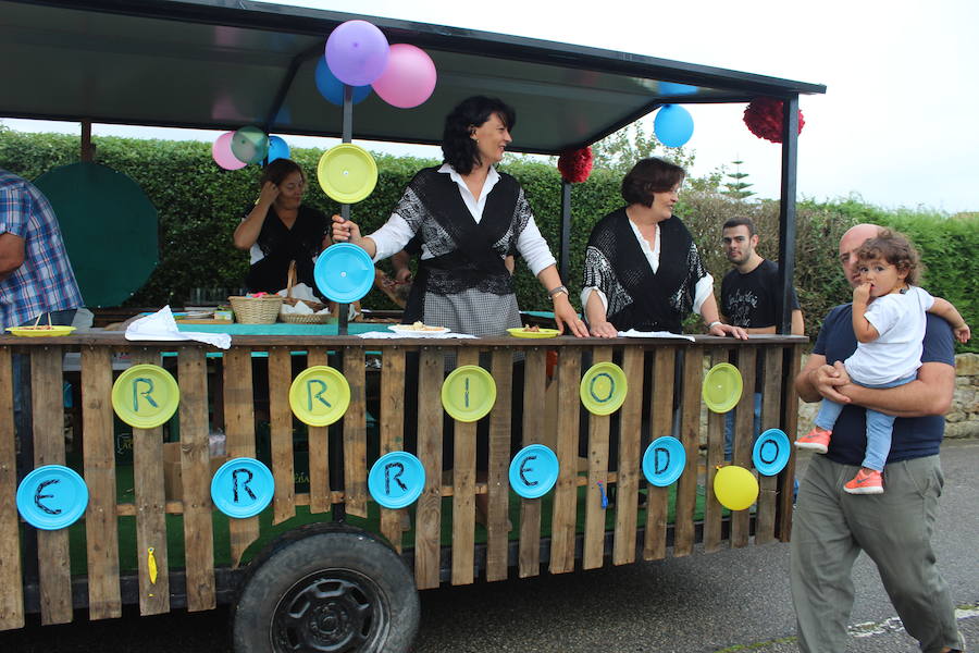 Más de doce carrozas participaron en el tradicional desfile por la carretera principal de la localidad al que siguió la misa cantada por Las Maninas